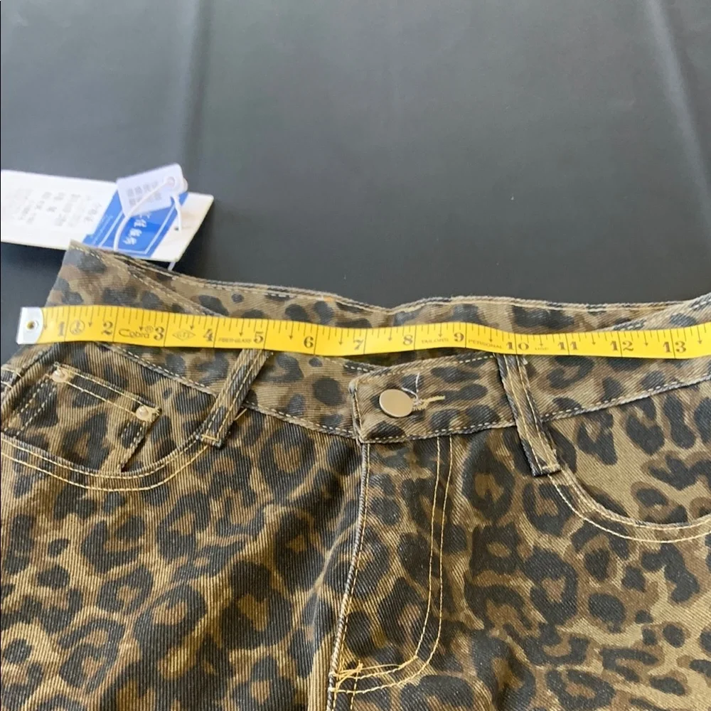 NWT Shakeair Leopard Print Straight Leg Jeans Women’s Size M